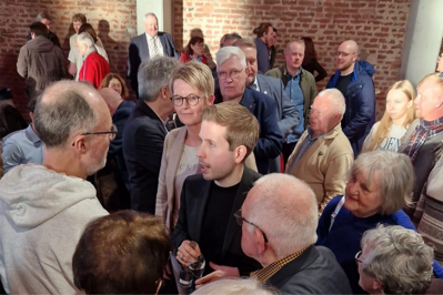 Kevin Kühnert im persönlichen Austausch mit den Besucher*innen des Jahresempfangs