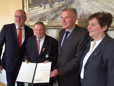 MdL Rahe, Heinrich Schwettmann, BgM Wilhelm Henke & Kreisdirektorin Cornelia Schöder.