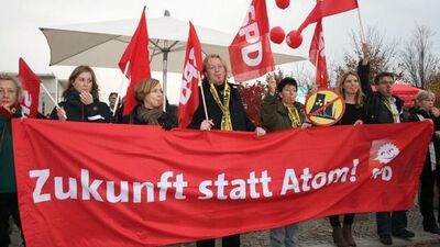 Gegner der Laufzeitverlängerung von Atomkraftwerken zeigen ihren Protest mit einer Menschenkette ums Kanzleramt (SPD-PV)