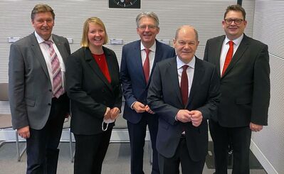 v.l. Jürgen Berghahn, Dr. Wiebke Esdar, Achim Post, Olaf Scholz und Stefan Schwartze