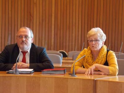 Bild (Hartmut Stickan): Ernst-Wilhelm Rahe und Inge Howe erläutern Ihre Meinung zu den Mindestlöhnen im Landtag