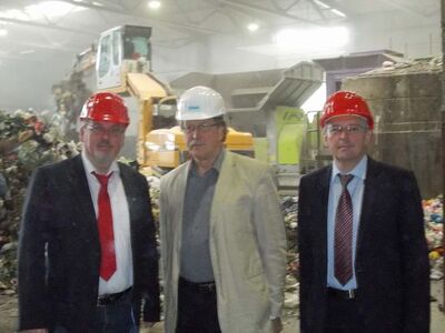 Ernst-Wilhelm Rahe, Burkhardt Schulte und Achim Post in der Annahmehalle der MBA - Foto: Hartmut Stickan