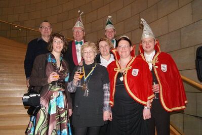 Inge Howe mit dem Prinzenpaar & Sitzungspräsidenten, sowie deren Begleitung in der Bürgerhalle des Landtages