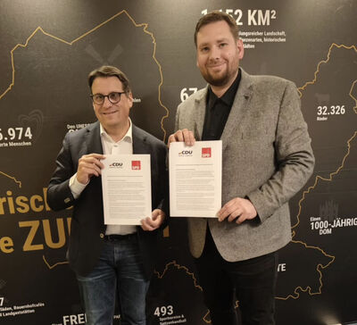 Dr. Oliver Vogt und Micha Heitkamp bei Vorstellung der Koalitionsvereinbarung im Kreishaus in Minden