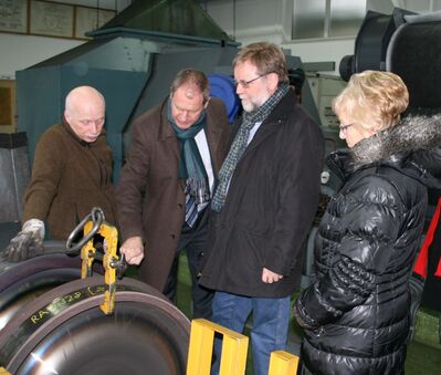 Stefan Groß-Thedick erläutert Gustav Herzog (MdB) und Inge Howe (MdL) den Aufbau der Prüfverfahren