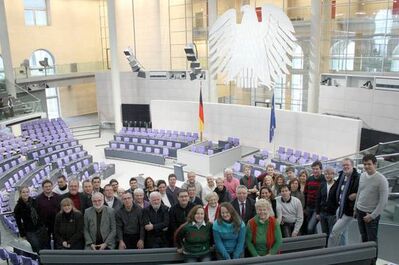 Klaus Brandner mit der Reisegruppe aus OWL im Deutschen Bundestag/Foto: Büro Klaus Brandner