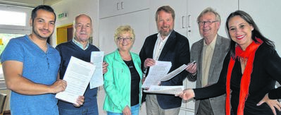 Nebosja Ivanovic (links) bei der Übergabe der Unterschriftenliste an Inge Howe (Mitte) - Foto: MT