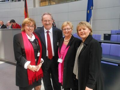 Inge Howe mit Marlies Stolz, dem Münchener OB Christian Ude und Elisabeth Veldhues bei der 15. Bundesversammlung