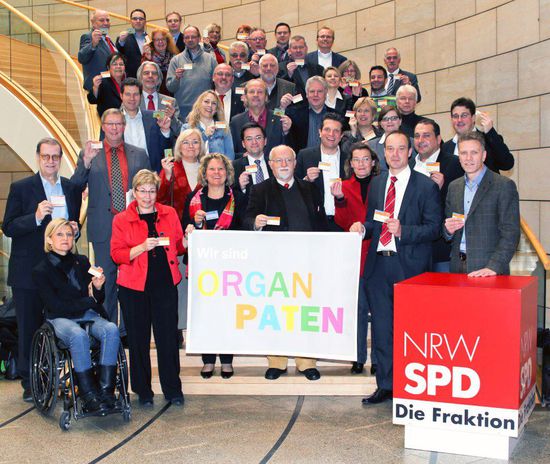 Foto (SPD Fraktion): Mitglieder der SPD Fraktion zeigen Ihren Organspender-Ausweis im Düsseldorfer Landtag