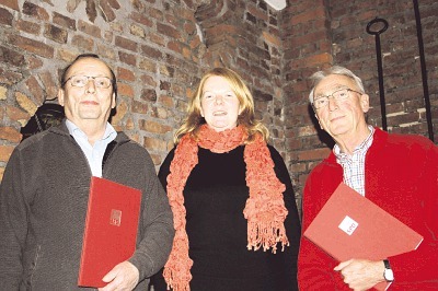 Vorsitzende Mamke Kühl (Mitte) zeichnete Karl-Heinz Oestermeier (links) und Werner David aus.